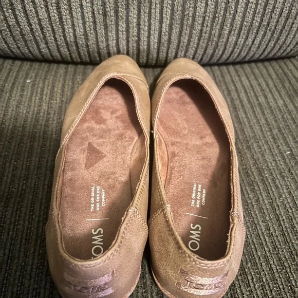 TOMS Women's Camel Loafers - Picture 7 of 8